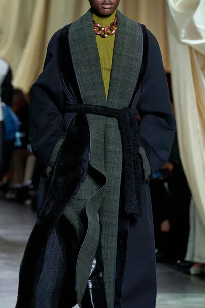 Look 16